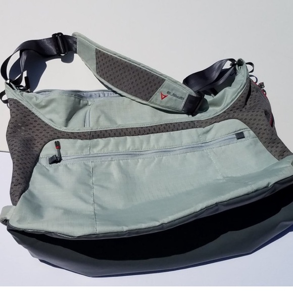 Apera Performance Duffel Large Gym Bag Antimicrob - Picture 4 of 8